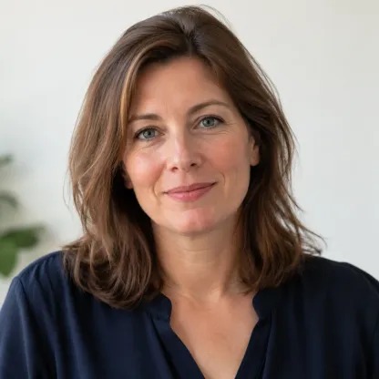 Portret van een vrouw met kort blond haar en een witte blouse